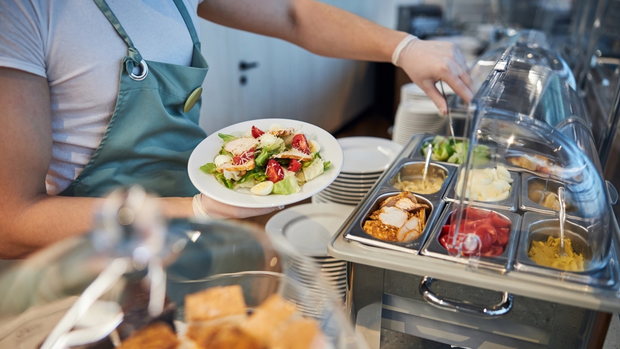 https://creativedining.thinkfullcircle.com/uploads/images/Dining-Service-Worker-Building-Meal-for-Diner.jpg